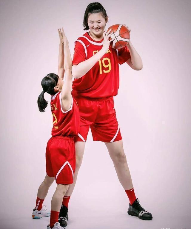 开云体育-FIBA发布中国女篮写真张子宇韩旭搞怪(中国女子篮球队韩旭)