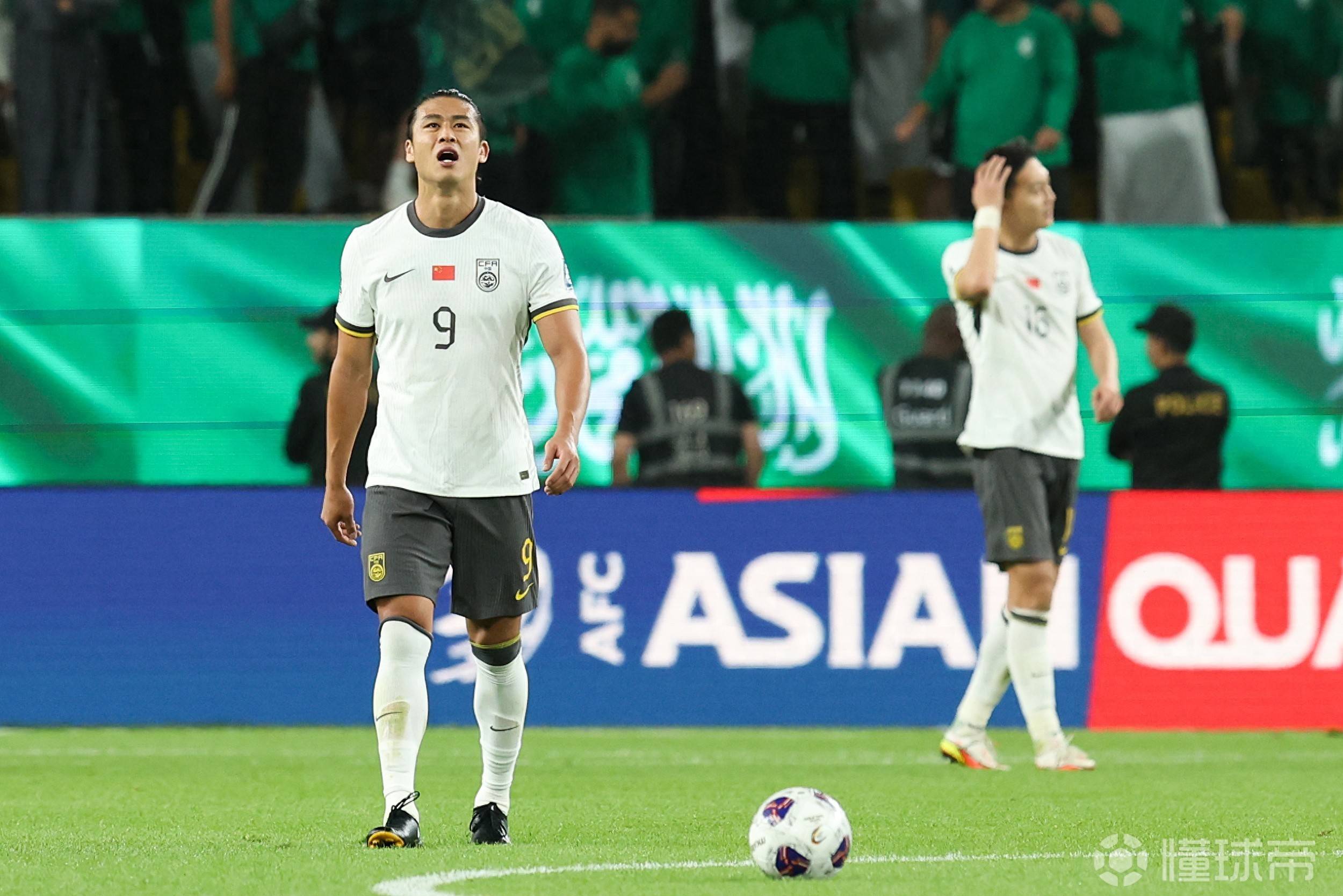 东亚杯-张玉宁失单刀国足0-2不敌日本遭两连败(张玉宁国足进球集锦)