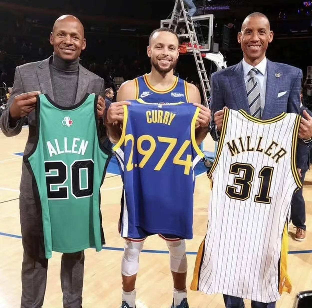 从三巨头到全民公敌！雷阿伦用1记三分，炸穿NBA残酷的兄弟情！(nba最强三巨头)